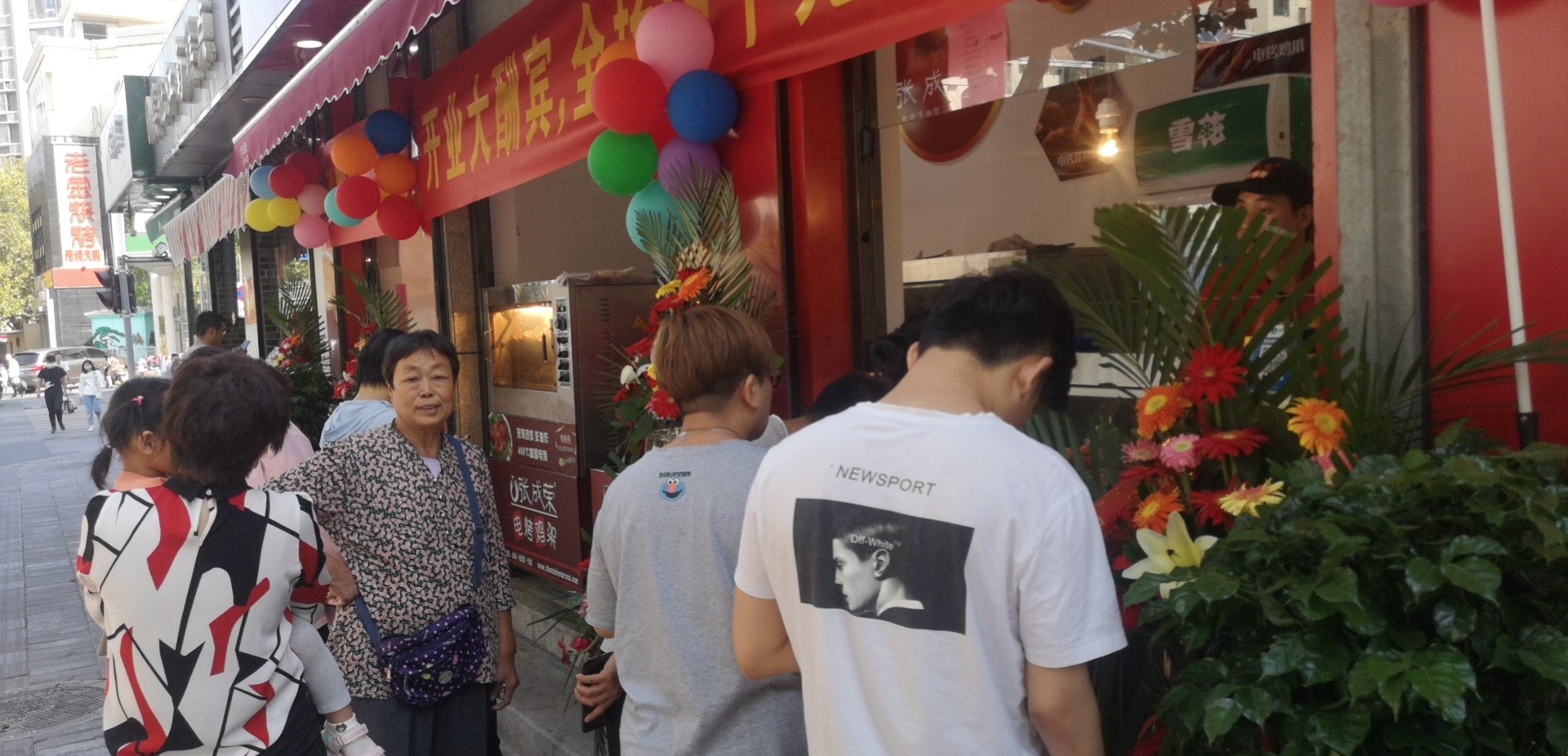 特色小吃店哪家值得投资？张成荣电烤鸡架万元投资轻松回本！