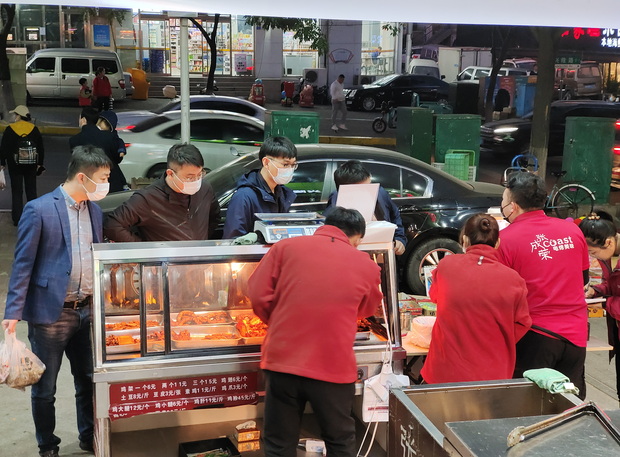 鸡架加盟店哪家强？张成荣电烤小吃界的知名品牌